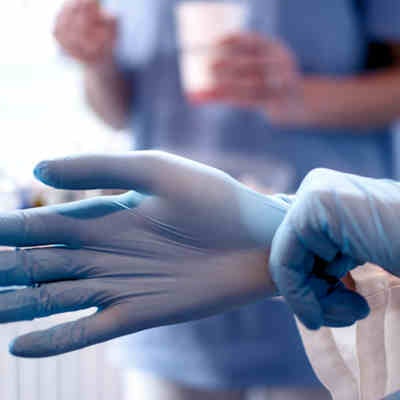 2022 04 22 19 39 4362 Glove Doctor Patient 400